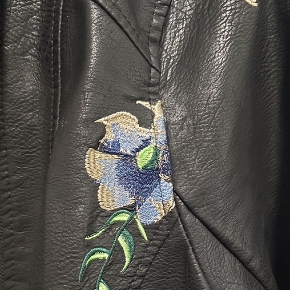 Floral Embroidered Black Faux Leather Moto Biker Jacket With Zipper Detail Sz XL - Picture 12 of 16